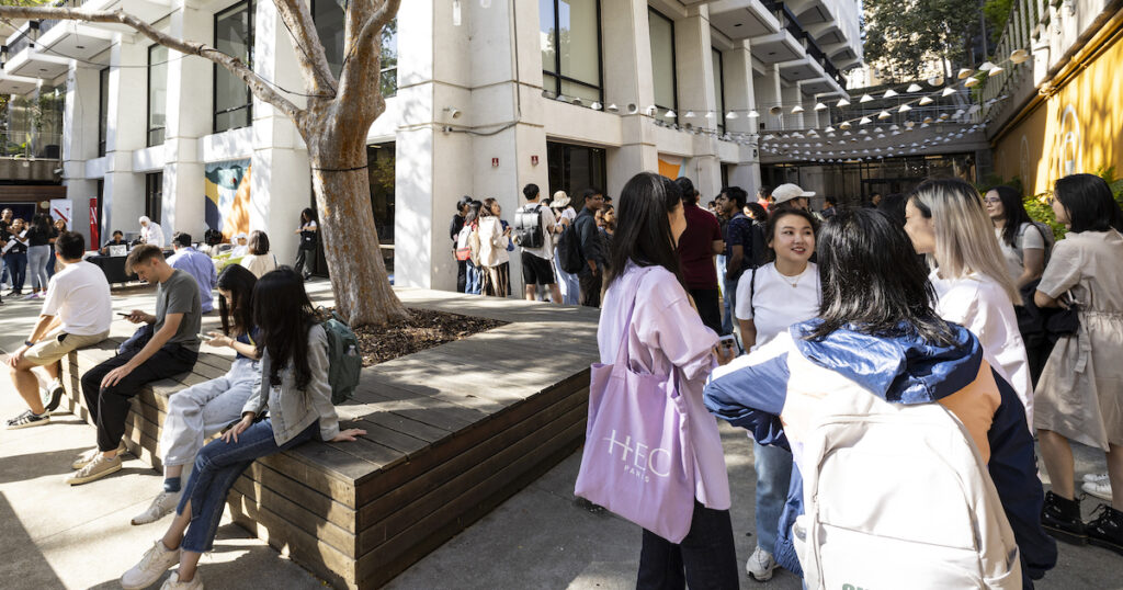 Incoming students welcomed at Silicon Valley campus photo